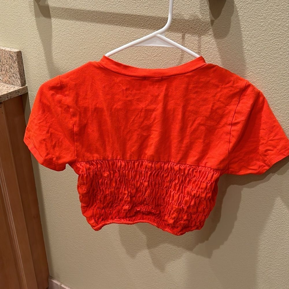 Le Lis woman's cropped orange ruffled shirt - Picture 6 of 8